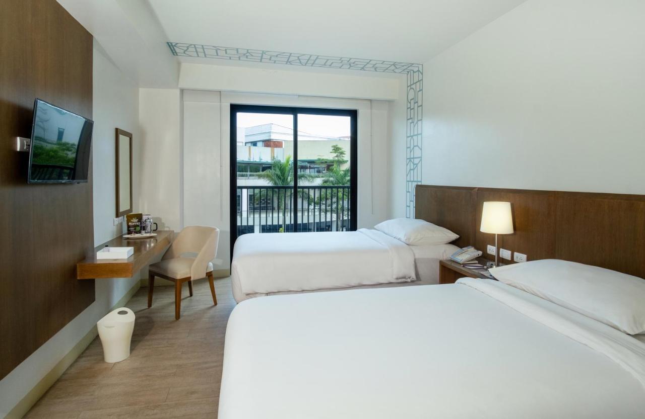 טגאיטאי Quest Hotel Tagaytay מראה חיצוני תמונה
